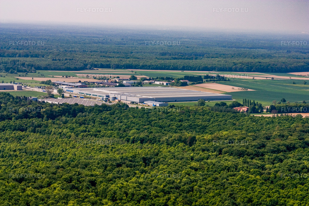 Vue aérienne: Striebig Logistique et Mercedes-Benz Logistics Center du sud-ouest à Hatten dans le département Bas Rhin, France.Photo: IMG_18108.jpg prise le 03/05/2009 par Werner Riehm/FLY-FOTO.euRésolution de l'original: 4272 x 2848 px