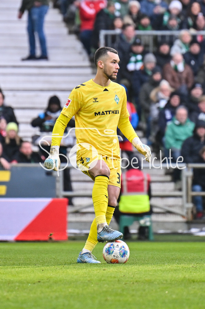 SV Werder Bremen - FC Bayern München | BREMEN, GERMANY - 14. FEBRUARY: am Ball Mio BACKHAUS (SV Werder Bremen 30) / Einzelfoto / Freisteller während dem Bundesligamatch zwischen dem SV Werder Bremen und dem FC Bayern München am 22. Spieltag im Weserstadion / DFL REGULATIONS PROHIBIT ANY USE OF PHOTOGRAPHS AS IMAGE SEQUENCES AND/OR QUASI-VIDEO