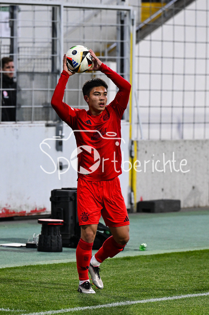 FC Bayern Amateure - Türkgücü München | beim Einwurf Angelo BRUECKNER (FC Bayern München II #12) / Einzelfoto / Freisteller / Regionalliga Bayern: FC Bayern Muenchen II - Tuerkguecue Muenchen, Gruenwalder Stadion am 09.05.2025