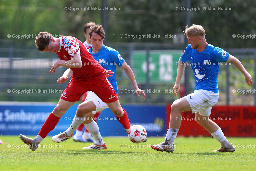 NH_FCEintrachtNorderstedt_BWLohne_RegionalligaNord_03052026 | #21 Lucas Schulze (FC Eintracht Norderstedt), #17 Tom Kankowski (Blau-Weiß Lohne) und #25 Niklas Tepe (Blau-Weiß Lohne)Fußball I Herren I Regionalliga Nord I Saison 2025-2026 I 32. Spieltag I FC Eintracht Norderstedt - Blau-Weiß Lohne I 03.05.2026 I Edmund-Plambeck-Stadion
