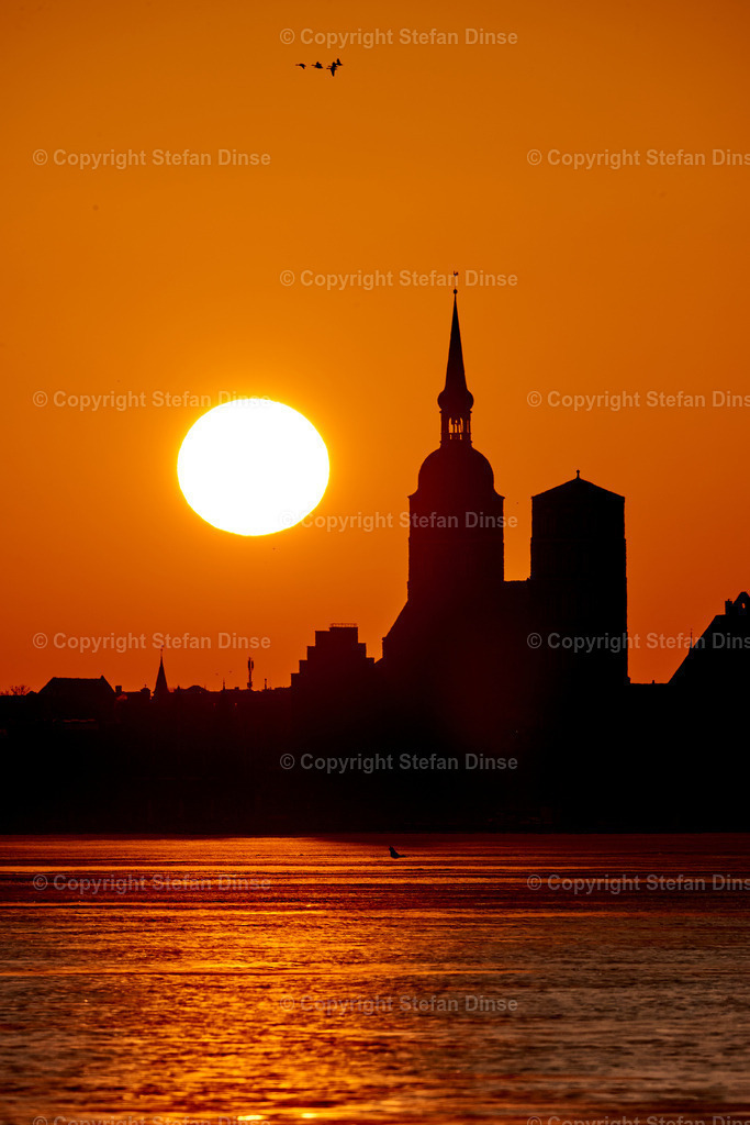 silhouette of city of Stralsund with sunset | silhouette of city of Stralsund with sunset - Realisiert mit Pictrs.com