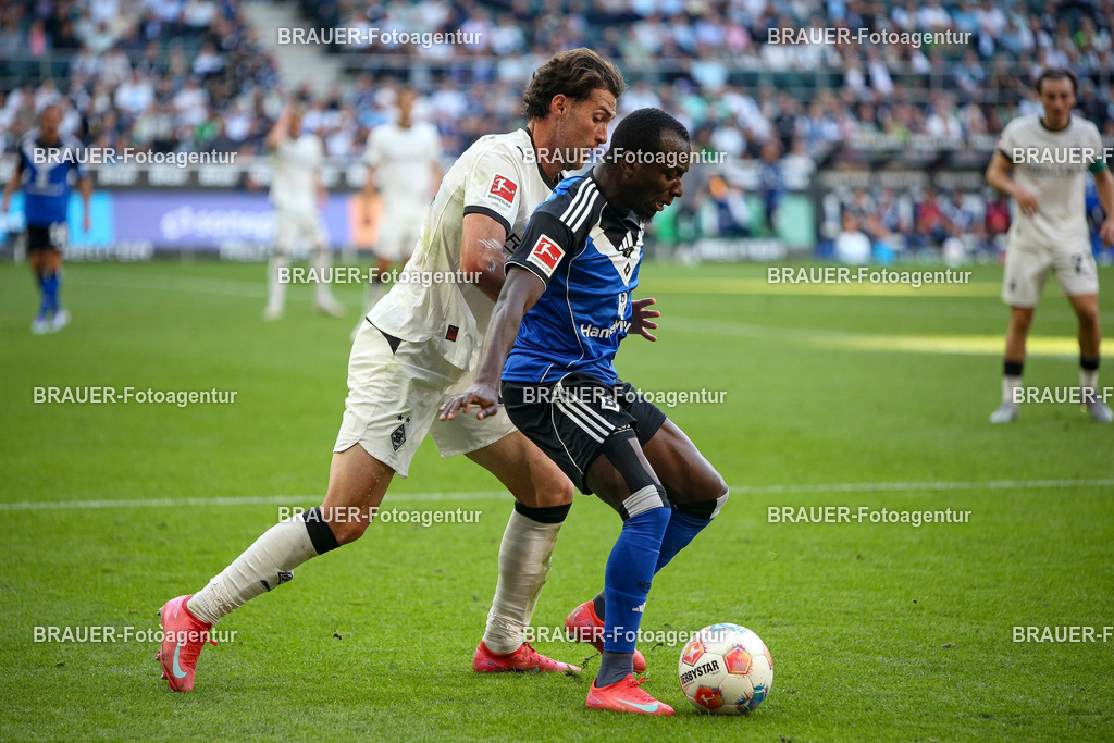Borussia Mönchengladbach vs Hamburger SV - Bundesliga  | Mönchengladbach, Deutschland, 24.08.25:   Joseph Michael Scally (Borussia Mönchengladbach) und Jean-Luc Dompe (Hamburger SV) im Kampf um den Ball waehrend des Spiels der Bundesliga zwischen Borussia Mönchengladbach vs Hamburger SV im Stadion im Borussia Park(Foto von Brauer-Fotoagentur / Adrian Schlueter)