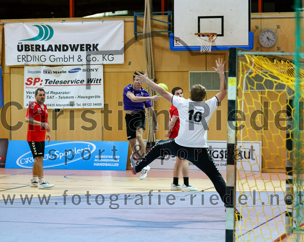 2022-11-12_021_SpVgg_Altenerding_III_gegen_TV_Altoetting_II | Erding, Deutschland, 12.11.2022:
Handball, Bezirksklasse Männer 2022 / 2023, 4. Spieltag, SpVgg Altenerding III gegen TV Altötting II, Endergebnis: 32:25

Andreas Klaffke (TV Altötting, #37), Manuel Stadler (TV Altötting, #16)

Foto: Christian Riedel / fotografie-riedel.net