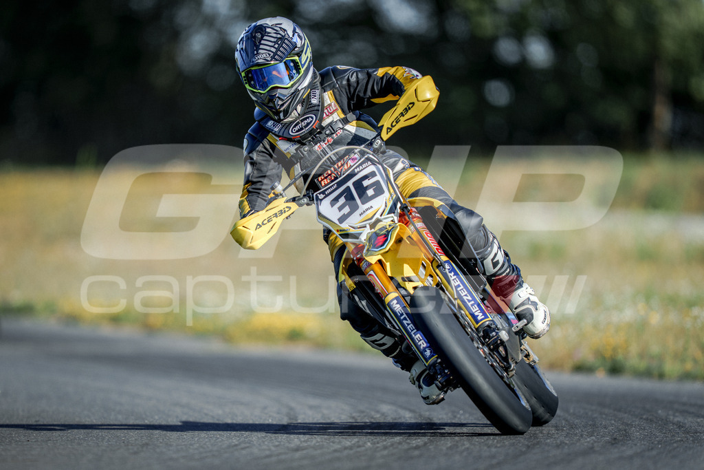 SuperMoto_Staatsmeisterschaft_Fuglau-34 | GRIPcapture steht für authentische Sportfotografie in Österreich – für Momente, die mehr sind als Geschwindigkeit oder Ergebnis. Es geht um Emotion, Spannung, Fokus und den Augenblick, der oft nur einen Wimpernschlag dauert.Ob Motorsport, Teamsport oder 