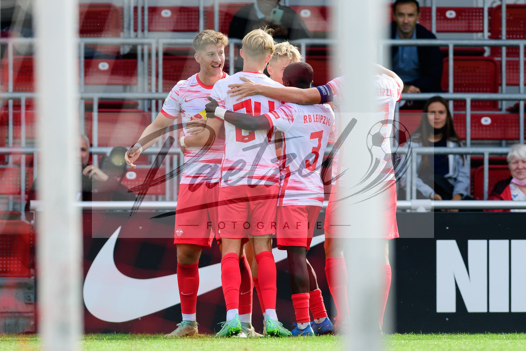 YLLEBR20210928_040 | Fussball, A-Junioren: Robin Friedrich (RB Leipzig) Torjubel, jubelt mit seiner Mannschaft nach dem Treffer zum 1:0 beim Spiel der UEFA Youth League zwischen RB Leipzig und FC Bruegge im Stadion am Cottaweg am 28.09.2021 in Leipzig, Deutschland. - Realisiert mit Pictrs.com