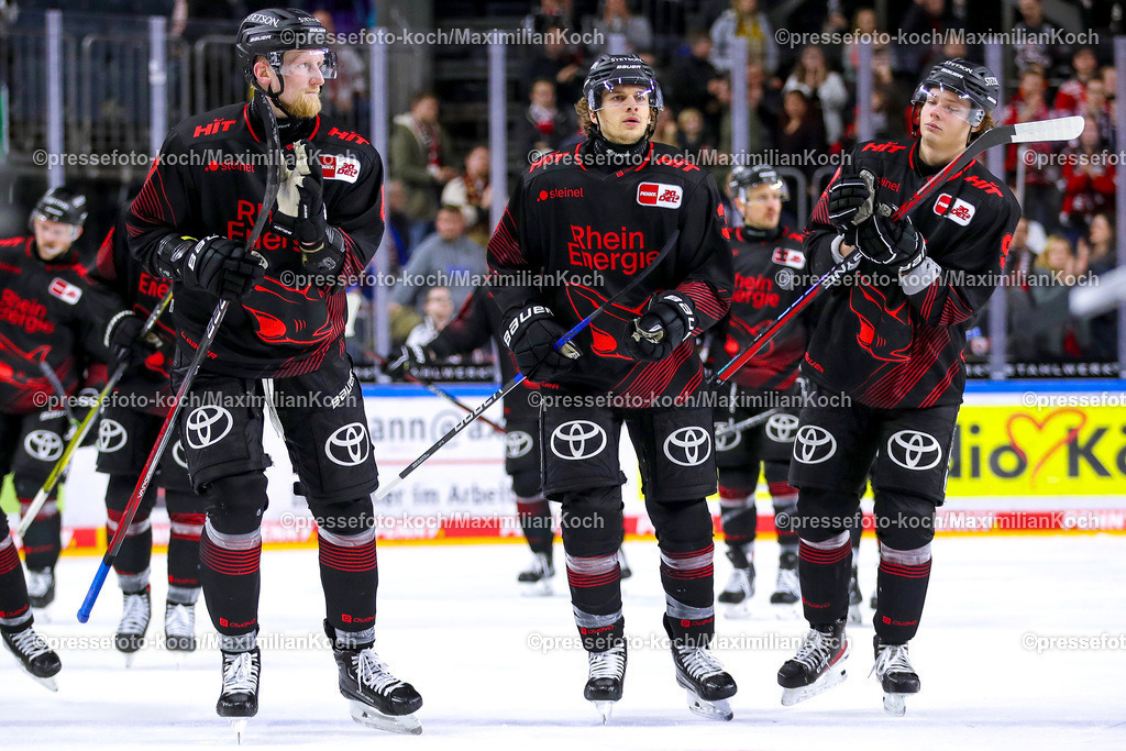 KoeDEL05012401076 | 05.01.2024, Köln, Eishockey, Penny DEL, 35. Spieltag, Lanxess-Arena, Kölner Haie - EHC Red Bull München: Enttäuschte Gesichter nach der Niederlage gegen München. Die Haie verlieren mit 3:6. Jason Bast (Kölner Haie). Abschlussjubel nach dem Spiel. Stanislav Dietz (Kölner Haie), Tim Wohlgemuth (Kölner Haie) und Haakon Hänelt (Kölner Haie) bedanken sich bei den Fans.
