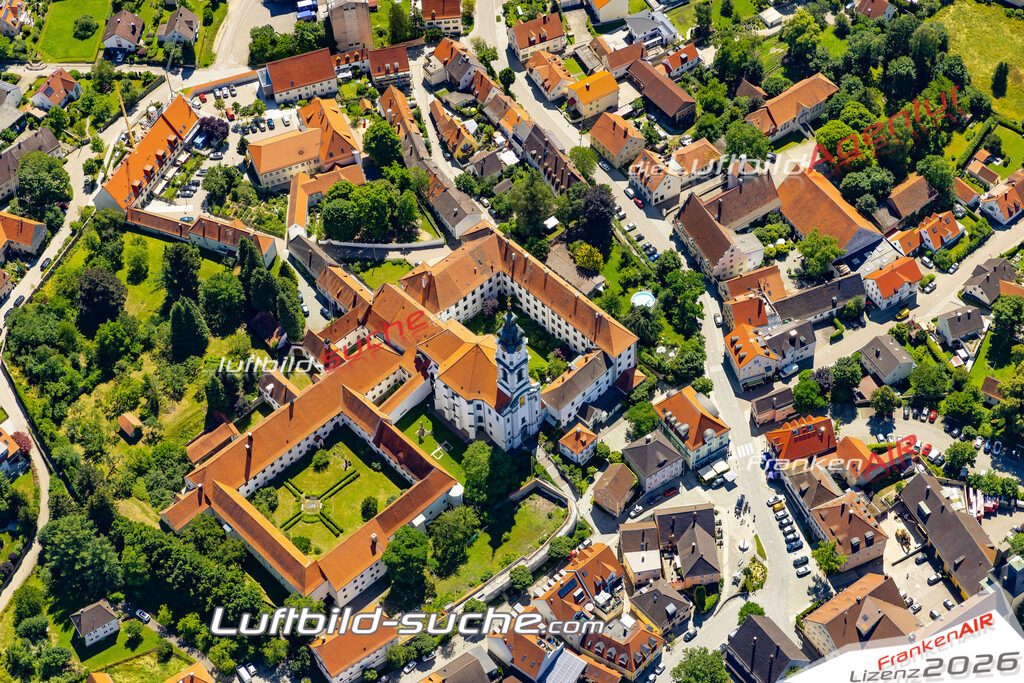 Aktuelles Luftbild von  Altomünster - Die Luftaufnahme wurde 2022 mittels UL-Flugzeug erstellt ( keine Drohne ) - hochauflösende Kamera-Systeme von  Canon -Beste Qualität - Für grossformatige Ausdrucke geeignet. Die Geschenkidee !