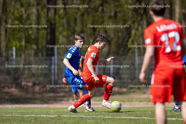 Fußball I Junioren I Saison 2025-2026 I DFB-Nachwuchsliga I 8. Spieltag I JFV Lübeck - 1. FC Magdeburg 101 | v.l. Max Kleinschmidt (4, 1. FC Magdeburg), Lennard Bruno Luth (9, JFV Lübeck) - Realisiert mit Pictrs.com