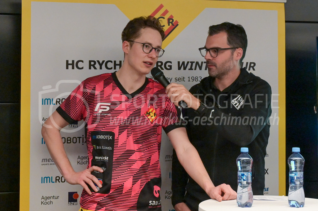 HC Rychenberg vs Tigers Langnau - 11. Dezember 2022 | HC Rychenberg vs Tigers Langnau
AXA Arena, Winterthur
Michel Wöcke (#25 HC Rychenberg) beim Interview mit Mario Kradolfer.
Bild: Sportfotografie Markus Aeschimann | www.markus-aeschimann.ch - Realisiert mit Pictrs.com