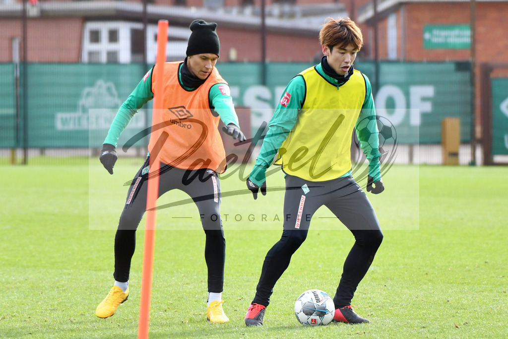 20200212_TRASVW_0001 | Fussball, Herren: Davie Selke (Werder Bremen) und Yuya Osako (Werder Bremen) im Zweikampf waehrend der Trainingseinheit des SV Werder Bremen auf dem wohninvest Weserstadion Trainingsplatz am 12.02.2020 in Bremen, Deutschland. - Realisiert mit Pictrs.com