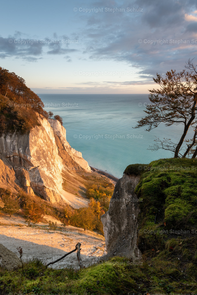 Kreidefelsen Möns Klint | Morgensonne scheint auf Kreidefelsen Möns Klint, Ostseeinsel Mön, Dänemark - Realisiert mit Pictrs.com