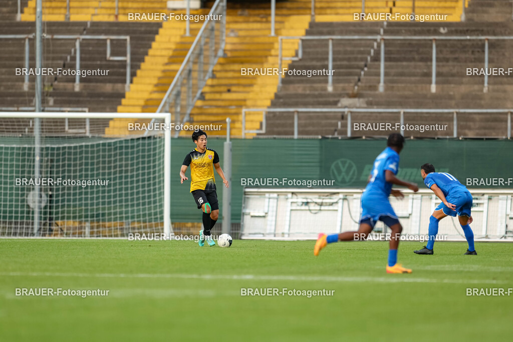 SB_KFCBAU_20250815_4262.JPG -  - KFC Uerdingen - SF Baumberg - Oberliga Niederrhein | Krefeld, Deutschland, 15.08.25: Seongsun You (KFC Uerdingen) in Aktion, am Ball, Einzelaktion während des Oberliga Niederrhein Spiels zwischen KFC Uerdingen - SF Baumberg in der Grotenburg Stadion am 15. August 2025 in Krefeld, Deutschland. (Foto von Stefan Brauer/Brauer-Fotoagentur)