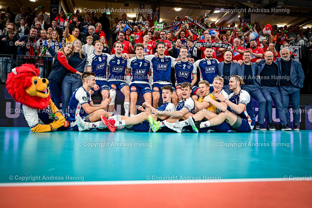 Volleyball I Herren I Saison 2024-2025 I Champions League Volley I 4th Round Leg 4  CLVM 84 I SVG Lüneburg - Levski SOFIA I 18.12.2024 | Das Team jubelt und rudert zum Erfolg - Jubel, Begeisterung, Enthusiasmus, Euphorie, Freude, Glücksgefühl, Heiterkeit bei:  SVG Lüneburg - Realisiert mit Pictrs.com