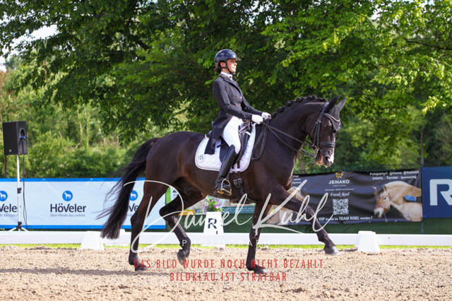 DKP41522 | Turnierfotos kaufen im Webshop von Daniel Kuhl Photography – entdecke professionelle Reitsportfotos aus Turnieren & Events. Hochwertige Turnierbilder online bestellen & sichern. Jetzt Fotos von Reitsportturnieren kaufen!