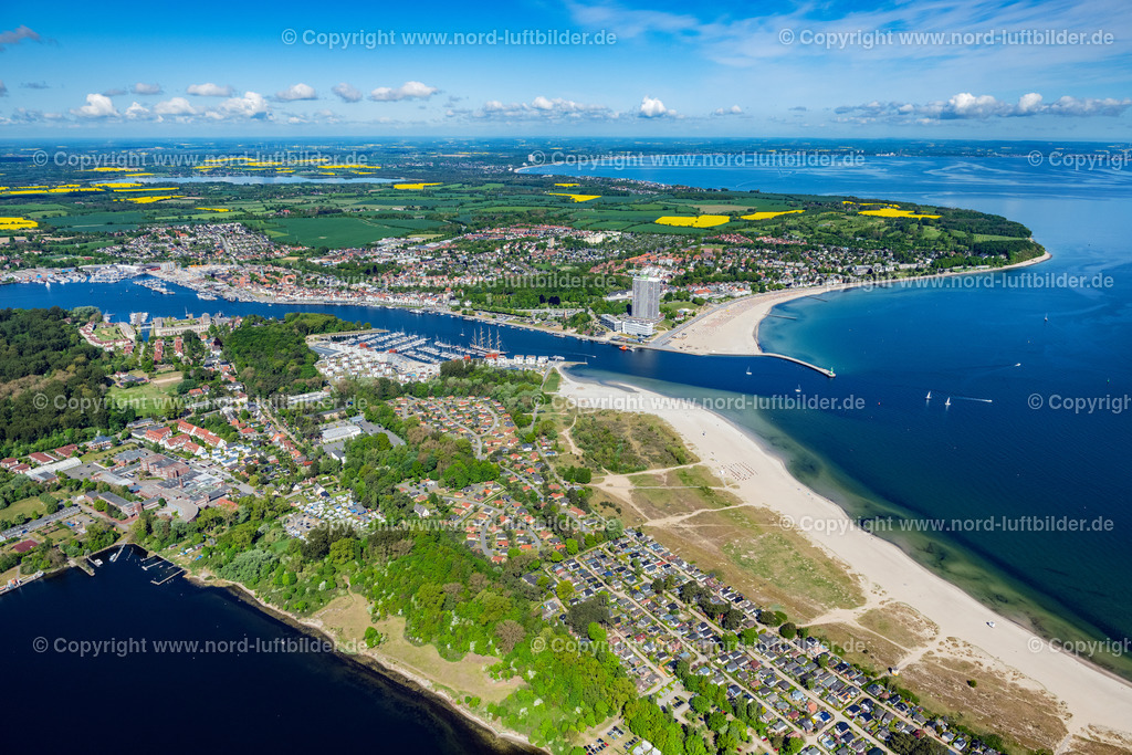 Travemünde_Priwall_ELS_3907150522 | LüBECK 15.05.2022 Ortsansicht an der Meeres-Küste der Nordsee und Verlauf der Trave in Travemünde im Bundesland Schleswig-Holstein. // Townscape on the seacoast of the North Sea and the course of the Trave in Travemuende in the state Schleswig-Holstein. Foto: Martin Elsen