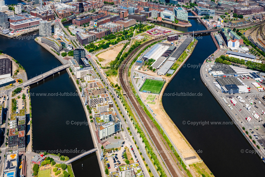 Hamburg_Oberhafen_Baakenhafen_Hafencity_ELS_0514200625 | HAMBURG 16.06.2025 Stadtansicht des Innenstadtbereiches der Hafencity am Ufer der Elbe an der Oberhafentunnel, Versmannstraße in Hamburg, Deutschland. Weiterführende Informationen bei: HafenCity Hamburg GmbH. // City view on down town der Hafencity on Ufer of Elbe on street Oberhafentunnel, Versmannstrasse in Hamburg, Germany. Further information at: HafenCity Hamburg GmbH. Foto: Martin Elsen