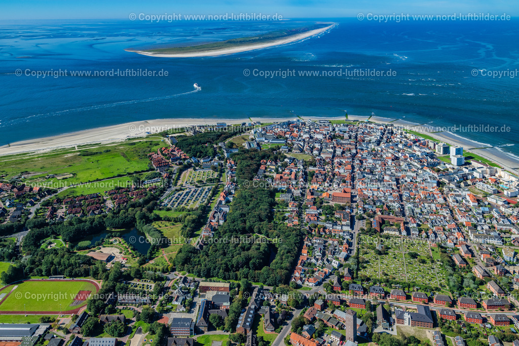 Norderney_Friedhof_ELS_7038050923 | NORDERNEY 05.09.2023 Grabreihen auf dem Gelände des Friedhofes inder Jann-Berghaus-Straße 44-45 auf Norderney im Bundesland Niedersachsen, Deutschland. // Rows of graves on the grounds of the cemetery at Jann-Berghaus-Strasse 44-45 on Norderney in the state Lower Saxony, Germany. Foto: Martin Elsen
