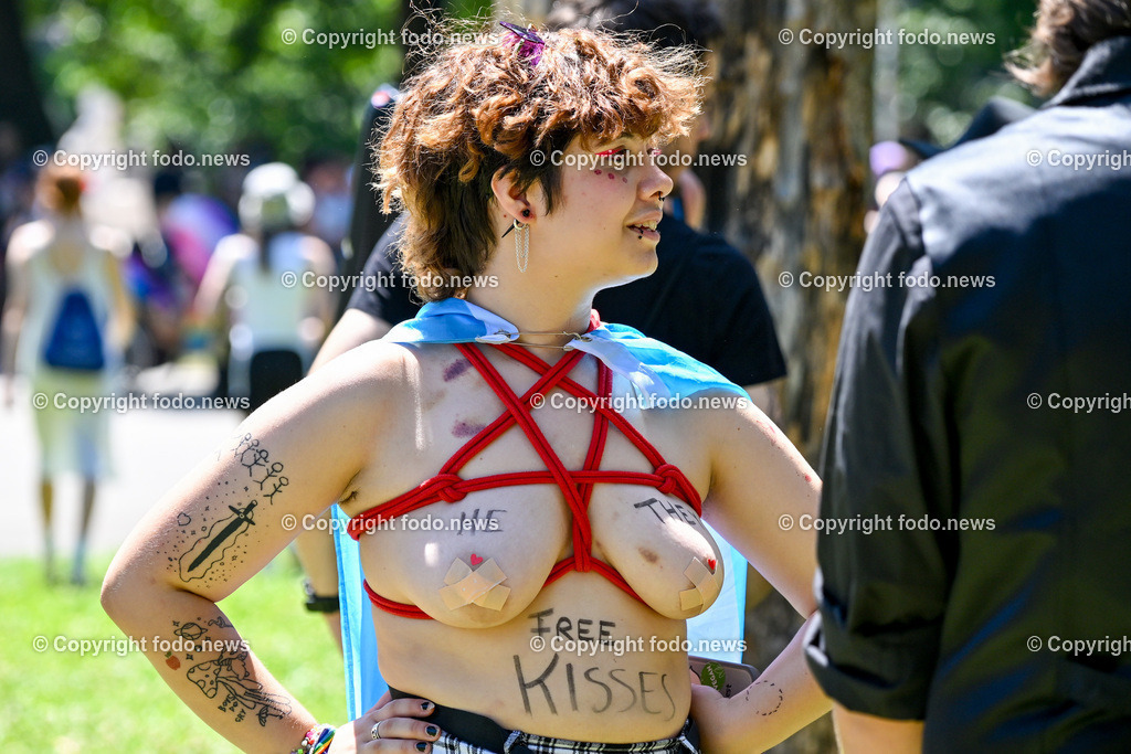 Linzpride 2024_ 06.07.2024-68 | 06.07.2024, Linz, AUT, Linzpride 2024, im Bild Teilnehmer an der Linz Pride 2024