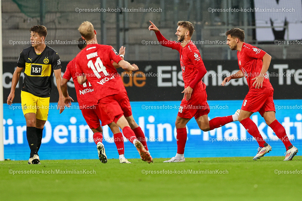 RWE3Liga25092401016 | 25.09.2024, Essen, Fußball,  Rot-Weiss Essen – Borussia Dortmund II (U23), bwin 3. Liga Herren, Stadion an der Hafenstraße, 7. Spieltag Saison 2024 2025: Torjubel nach dem 1:0 durch Torben Müsel (RWE #26) DFB regulations prohibit any use of photographs as image sequences and or quasi-video.