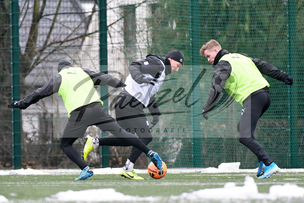 20200226_TRAOSN_0075 | Fussball, Herren: Marc Heider (VfL Osnabrueck), Sven Koehler (VfL Osnabrueck) und Joost van Aken (VfL Osnabrueck) im Zweikampf waehrend der Trainingseinheit des VfL Osnabrueck im Sportpark Illoshoehe am 26.02.2020 in Osnabrueck, Deutschland. - Realisiert mit Pictrs.com