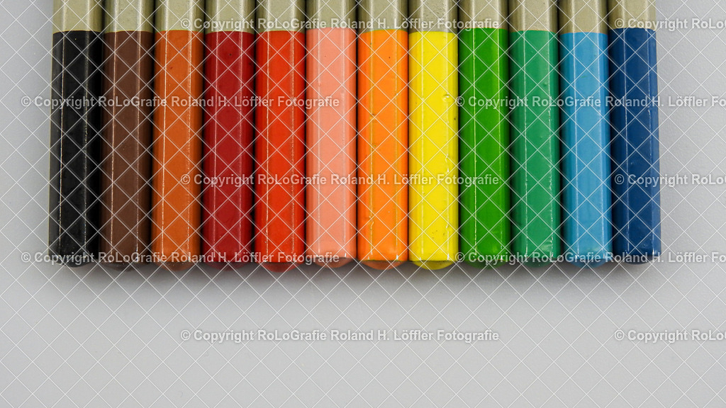 20241103-20 | Buntstifte in einer Reihe, im Paket, einzeln bunt und farbig - Realisiert mit Pictrs.com