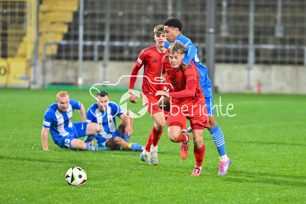 FC Bayern Amateure - FV Illertissen | im Duell Samuel UNSOELD (FC Bayern München II #17)  und David UDOGU (FV Illertissen #23) / Zweikampf