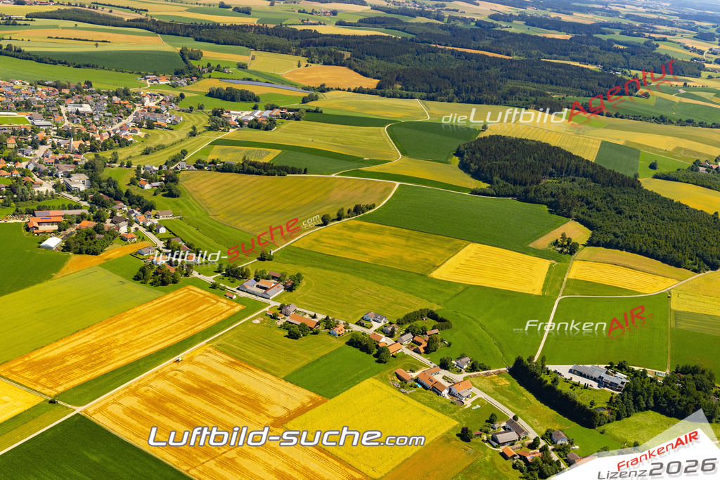 Aktuelles Luftbild von  Bodenkirchen - Die Luftaufnahme wurde 2022 mittels UL-Flugzeug erstellt ( keine Drohne ) - hochauflösende Kamera-Systeme von  Canon -Beste Qualität - Für grossformatige Ausdrucke geeignet. Die Geschenkidee !