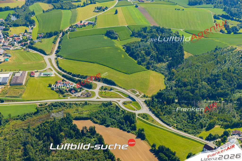Luftaufnahme von  Thyrnau - Die Luftaufnahme wurde 2025 vom UL-Flugzeug heraus erstellt ( keine Drohne ) - Hochauflösende Luftaufnahme - für professionelle Ausdrucke geeignet. Die Geschenkidee !Mit Lizenz und Bildrechte bestellbar
