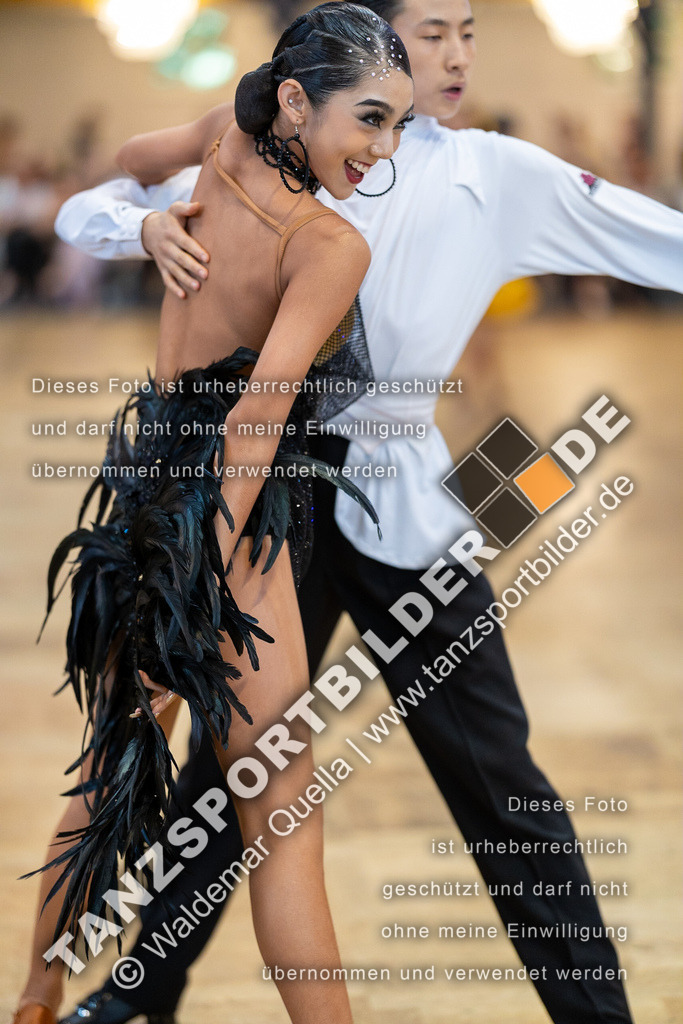 20230812-00665 | Hier finden Sie Tanz Bilder vom Latein und Standard Formationen tanzen. Sportbilder vom Tanzsport. Schöne Fotos und von Weltmeisterschaft, Europameisterschaft, Bundesliga, Regionalliga, Oberliga und Landesliga sowie von GOC Stuttgart, DanceComp, WM Bremen