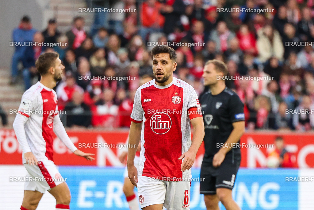 Rot-Weiss Essen - 1.Fc Schweinfurt | Essen, Deutschland, 02.11.2025 Ahmet Arslan  (Rot-Weiss Essen) schaut während des 3.Liga Spiels zwischen  Rot-Weiss Essen und 1.Fc Schweinfurt am 02.11.2025 im Stadion an der Hafenstraße in Essen. (Foto von Timo Bluhmki-Schmidt/Brauer Fotoagentur