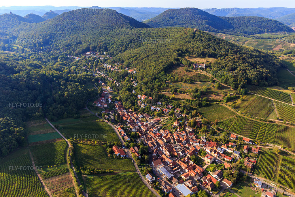 Luftbild: Winzerdorfübersicht zwischen Weinbergen aus Osten in Leinsweiler im Bundesland Rheinland-Pfalz in Deutschland. Foto: IMG_111748.jpg vom 16.09.2018 durch Werner Riehm/FLY-FOTO.de