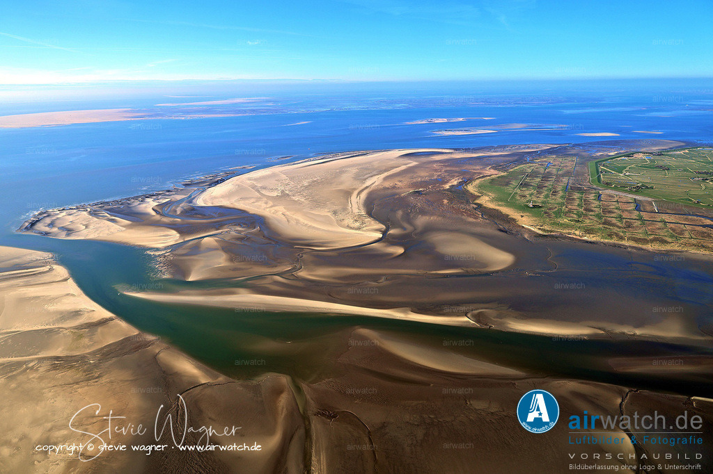Westerhever - Die Umgebung lädt zu ausgedehnten Radtouren ein - Luftbild | Die Umgebung lädt zu ausgedehnten Radtouren am Deich entlang und durch den weitläufigen Koog ein, wobei die Wege autofrei sind. Der kilometerlange Seedeich ist ideal zum Spazierengehen, Joggen oder Radfahren und bietet einen grandiosen Ausblick auf die Nordsee und den Leuchtturm.
