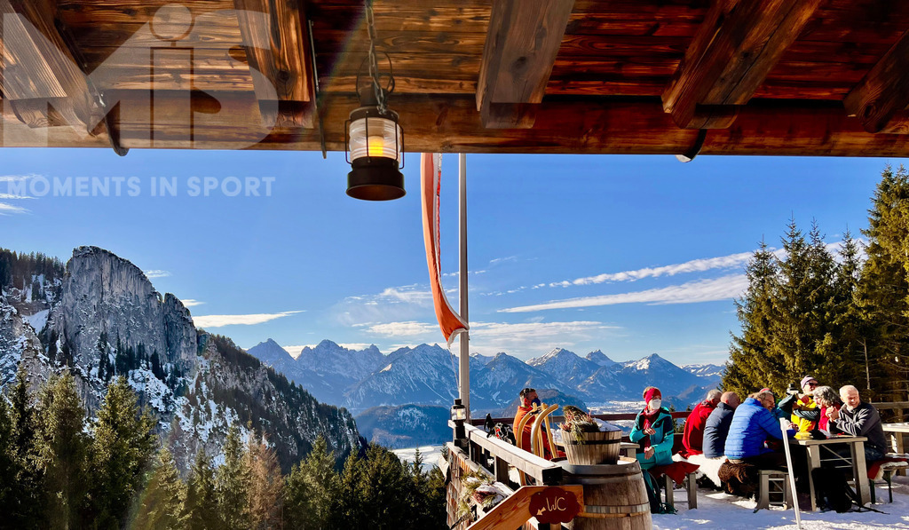 mis_110914bf01.JPG | 30.01.2022,  Schwangau bei Füssen im Allgäu, ein sonniger Wintertag auf der Rohrkopfhütte, eine Berghütte mit Bewirtung. Touristen geniessen die Sonnenstrahlen auf der Terasse mit Blick auf die Allgäuer Alpenkette.  - Realisiert mit Pictrs.com