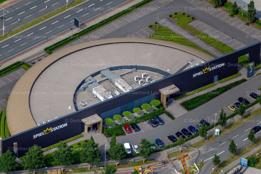 4050254 | OBERHAUSEN 25.08.2021 Freizeitzentrum - mit Spielhalle und Kasino "Spielstation" am Brammenring in Oberhausen im Bundesland Nordrhein-Westfalen, Deutschland. Weiterführende Informationen bei: SCHMIDT Gruppe Entertainment GmbH. // leisure Centre - with arcade and casino "Spielstation" on Bronmenring in Oberhausen in the state North Rhine-Westphalia, Germany. Further information at: SCHMIDT Gruppe Entertainment GmbH. Foto: Gerhard Launer