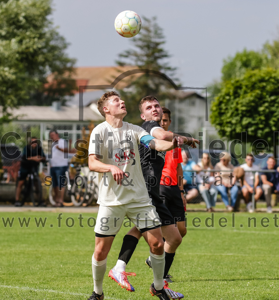 2023-07-02_083_SV_Walpertskirchen_gegen_FC_Herzogstadt | Walpertskirchen, Deutschland, 02.07.2023:
Fußball, Kreisliga 2023 / 2024, Testspiel, SV Walpertskirchen gegen FC Herzogstadt, Endergebnis: 

Benedikt Schuler (SV Walpertskirchen, #21), Daniel Karamatic (FC Herzogstadt, #10)

Foto: Christian Riedel / fotografie-riedel.net