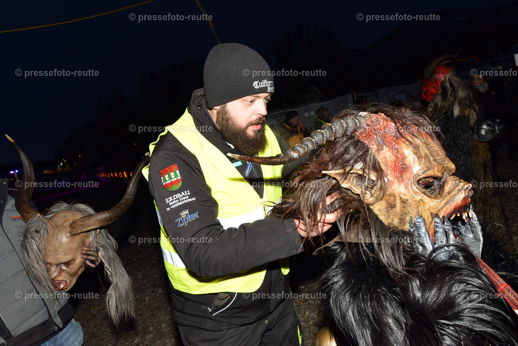 news-2022-Dez03-Krampusumzug-Reutte-WTV_5560 | Info aus dem Bezirk Reutte/Ausserfern Tirol sowie eine umfangreiche Bilddatenbank über die gesamte Region: Lechtal, Talkessel Reutte, Tannheimertal, Zwischentoren. Lech, Plansee, Zugspitze, Grenztunnel, B179, Fernpassstraße, Verkehr, Lawinen, Tradition, - Realisiert mit Pictrs.com