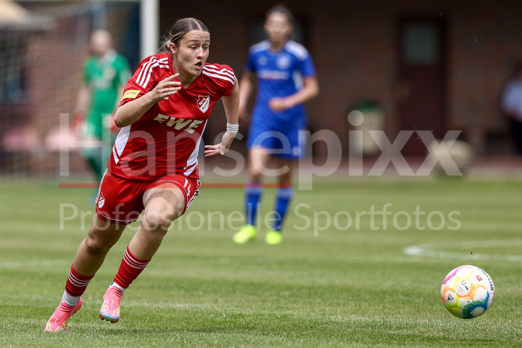 Fussball, Aufstiegsspiel Regionalliga Nord Frauen, SpVg Aurich - SSC Hagen Ahrensburg | Lucy Minne (SpVg Aurich, 14) am Ball, Einzelbild, Ganzkörper, Aktion, Action, Spielszene