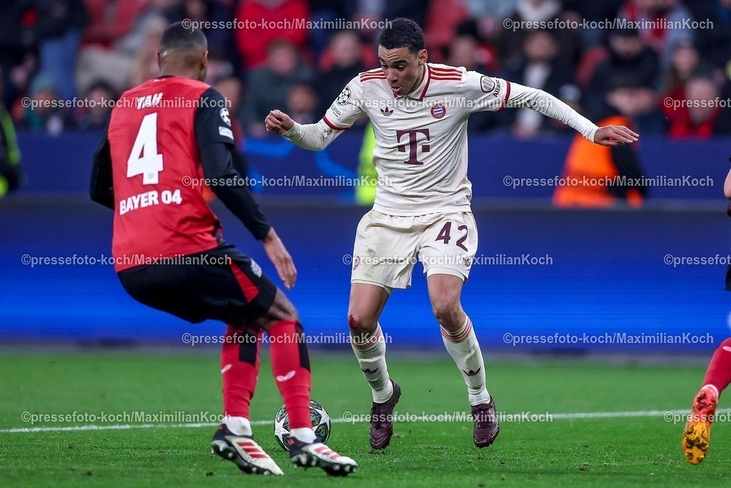 UCL11032502501 | 11.03.2025, Fußball, UEFA Champions League, Bayer 04 Leverkusen - FC Bayern München, Achtelfinale Rückspiel, BayArena, Saison 2024 2025: xxxxxxxxxxxxx im Zweikampf gegen Jamal Musiala (FC Bayern #42)DFB regulations prohibit any use of photographs as image sequences and or quasi-video.
