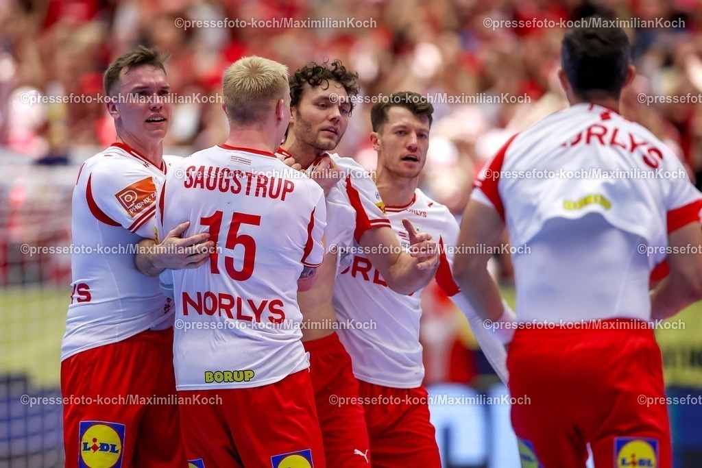 EHF22012603127 | 22.01.2026, Handball, Men's EHF EURO 2026, Frankreich - Dänemark, Jyske Bank Boxen in Herning, Dänemark, Main Round: Abschlussjubel nach dem Sieg Dänemarks gegen Frankreich.  Lasse Bredekjaer Andersson (Denmark #28)  Magnus Saugstrup Jensen (Denmark #15)  Niclas Vest Kirkelokke (Denmark #03)  Emil Jakobsen (Denmark #07)  Rasmus Lauge Schmidt (Denmark #11) 