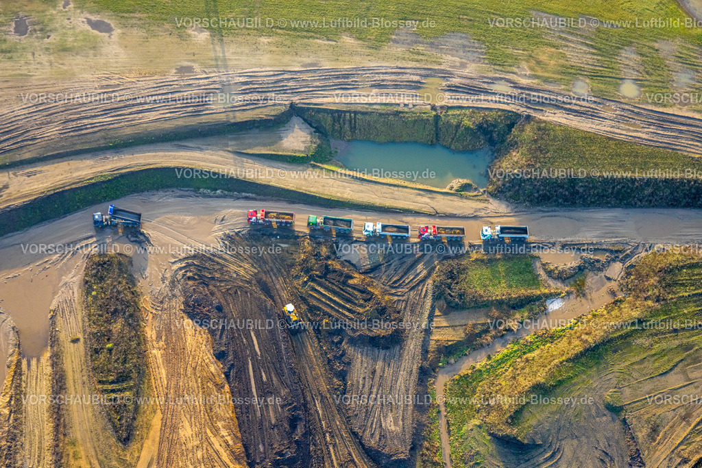 Kamp-Lintfort260101498 | Luftbild, Abgrabungsgebiet Kiesbaggerei Rossenrayer Feld, Baustelle für Freizeit und Erholungsgebiet, LKW-Kolonne, Friedrichstraße, Rossenray, Rossenrayer Feld Ermittlungen wegen illegal entsorgter belasteter Böden, Giftmüll-Verdacht, Kamp-Lintfort, Ruhrgebiet, Nordrhein-Westfalen, Deutschland