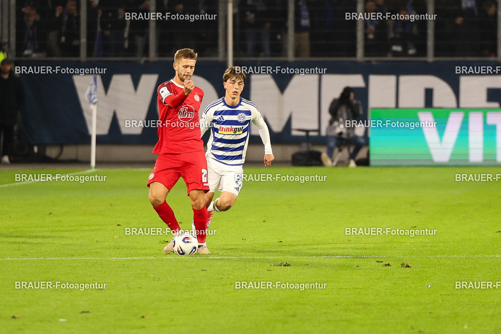 MSV Duisburg - Rot-Weiss Essen  | Duisburg, Deutschland, 26.10.2025 Torben Müsel  (Rot-Weiss Essen) und Jan-Simon Symalla (MSV Duisburg)  im Kampf um den Ball während des 3.Liga Spiels zwischen MSV Duisburg und Rot-Weiss Essen in der Schauinsland-Reisen-Arena am 26.10.2025 in Duisburg (Foto von Timo Bluhmki-Schmidt/ Brauer Fotoagentur