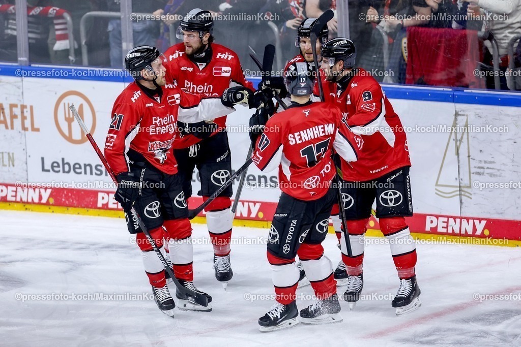 KEC04042501102 | 04.04.2025, Eishockey, DEL Play-offs, Kölner Haie - ERC Ingolstadt, Halbfinale Spiel 2, Lanxess-Arena Köln: Torjubel nach dem Tor zum 3:1 durch Maximilian Kammerer (Kölner Haie #9) 