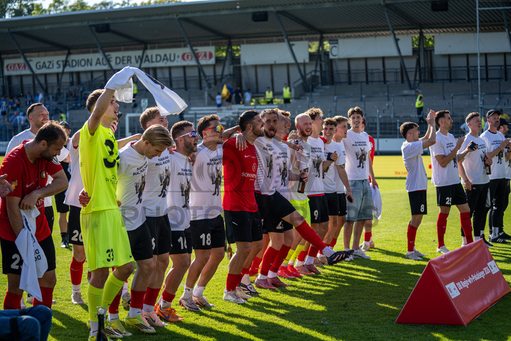 Stuttgarter Kickers vs. SG Sonnenhof Großaspach, Fussball, WFV-Pokal, Finale, 23.05.2026 | Team jubelt nach Abpfiff mit Fans, Zuschauern und Verantwortlichen,Stuttgarter Kickers vs. SG Sonnenhof Großaspach, Fussball, WFV-Pokal, Finale, 23.05.2026