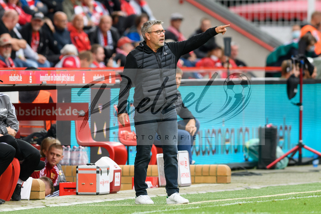 FCUBMG20210829_022 | Fussball, Herren: Trainer Urs Fischer (1.FC Union Berlin) gestikuliert beim Spiel der 1. Bundesliga zwischen 1. FC Union Berlin und Borussia Moenchengladbach im Stadion An der Alten Foersterei am 29.08.2021 in Berlin, Deutschland. - Realisiert mit Pictrs.com
