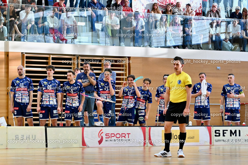 VSV Unihockey vs. KAC Floorball | Spielerbank VSV Unihockey, Tilen Vehovec Referee, Headcoach VSV Unihockey Hannes Pühringer, VSV Unihockey vs. KAC Floorball, VSV Unihockey vs. KAC Floorball am 12.04.2025 in Villach (Ballspielhalle St. Martin), Austria, (Photo by Bernd Stefan)