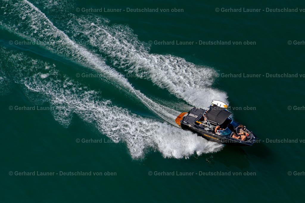 4031956 | BODMAN 12.06.2020 Motorboot - Schnellboot in Fahrt auf dem Bodensee bei Bodman am Bodensee im Bundesland Baden-Württemberg, Deutschland. // Motorboat - speedboat in motion on Bodensee in Bodman at Bodensee in the state Baden-Wuerttemberg, Germany. Foto: Gerhard Launer