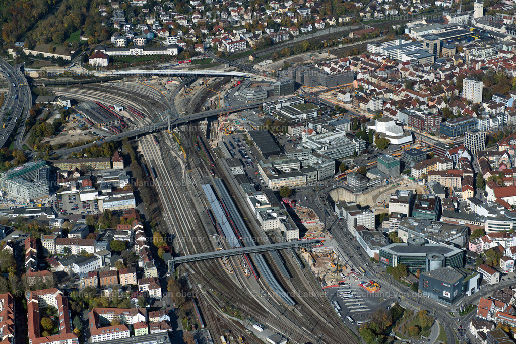 3705006 | ULM 16.10.2017 Bauarbeiten zur Sanierung des Bahnhofsplatzes am Gleisverlauf und Bahnhofs- Gebäude des " Ulm Hauptbahnhofes " im Ortsteil Offenhausen in Ulm im Bundesland Baden-Württemberg, Deutschland. Weiterführende Informationen bei: DB Netz AG,  DC Developments GmbH &amp; Co. KG,  Deutsche Bahn AG,  HUMMERT ARCHITEKTEN BDA,  Hullak Rannow Architekten GbR. // Construction work for the reconstruction of the station building of " Ulm Hbf " in the district Offenhausen in Ulm in the state Baden-Wurttemberg, Germany. Further information at: DB Netz AG,  DC Developments GmbH &amp; Co. KG,  Deutsche Bahn AG,  HUMMERT ARCHITEKTEN BDA,  Hullak Rannow Architekten GbR. Foto: Gerhard Launer