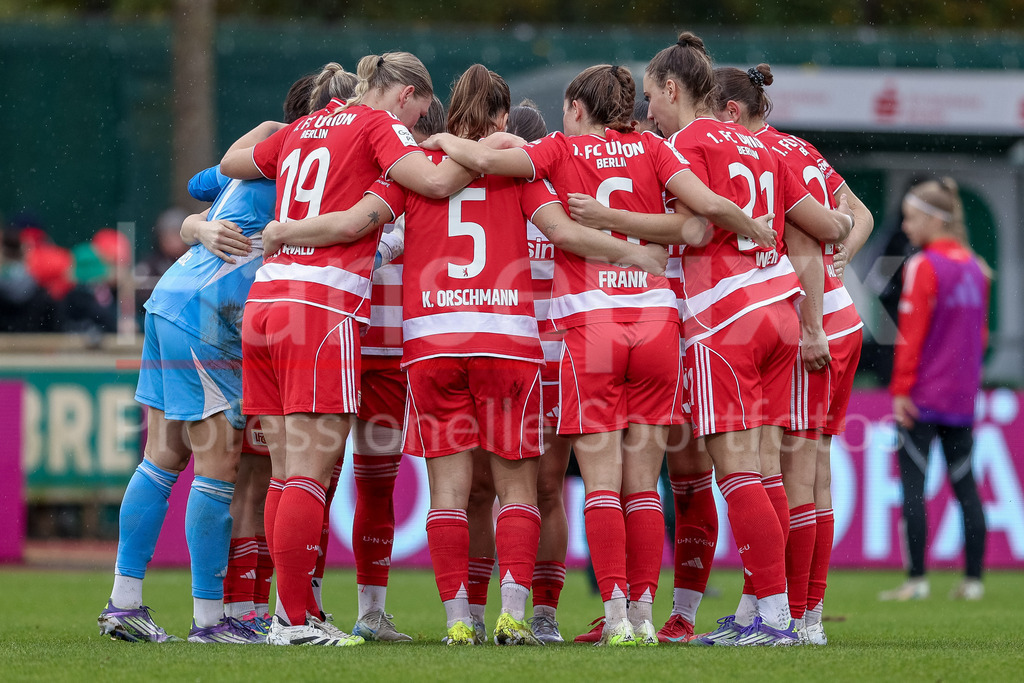 Fussball, Google Pixel Frauen-Bundesliga, SV Werder Bremen - 1. FC Union Berlin | Spielerinnen des 1. FC Union Berlin schwören sich mit einem Mannschaftskreis ein, Teamkreis, Ansprache, Motivation, DIE DFB-RICHTLINIEN UNTERSAGEN JEGLICHE NUTZUNG VON FOTOS ALS SEQUENZBILDER UND/ODER VIDEOÄHNLICHE FOTOSTRECKEN. DFB REGULATIONS PROHIBIT ANY USE OF PHOTOGRAPHS AS IMAGE SEQUENCES AND/OR QUASI-VIDEO.