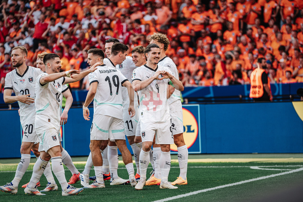 Fußball | Herren | UEFA-Fußball-Europameisterschaft 2024 | Gruppe F | Tschechien vs. Türkei | 26.06.2024 | Torschütze Marcel Sabitzer (#9, Österreich) jubelt mit seinem Team nach seinem Tor und formt ein Herz