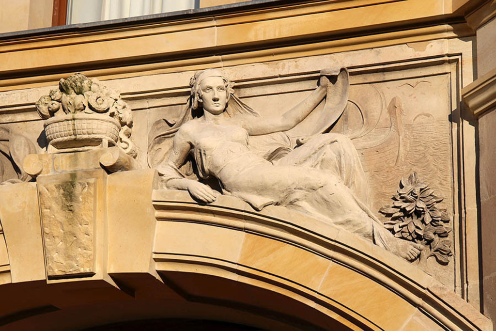 Foto: Leipzig - Deutsches Buchgewerbehaus - Haupteingang | Das Team hinter BILDLEXIKON LEIPZIG bündelt historische wie aktuelle Informationen über die Stadt Leipzig in Text und Bild auf einer Plattform und stellt diese der interessierten Öffentlichkeit zur Verfügung.